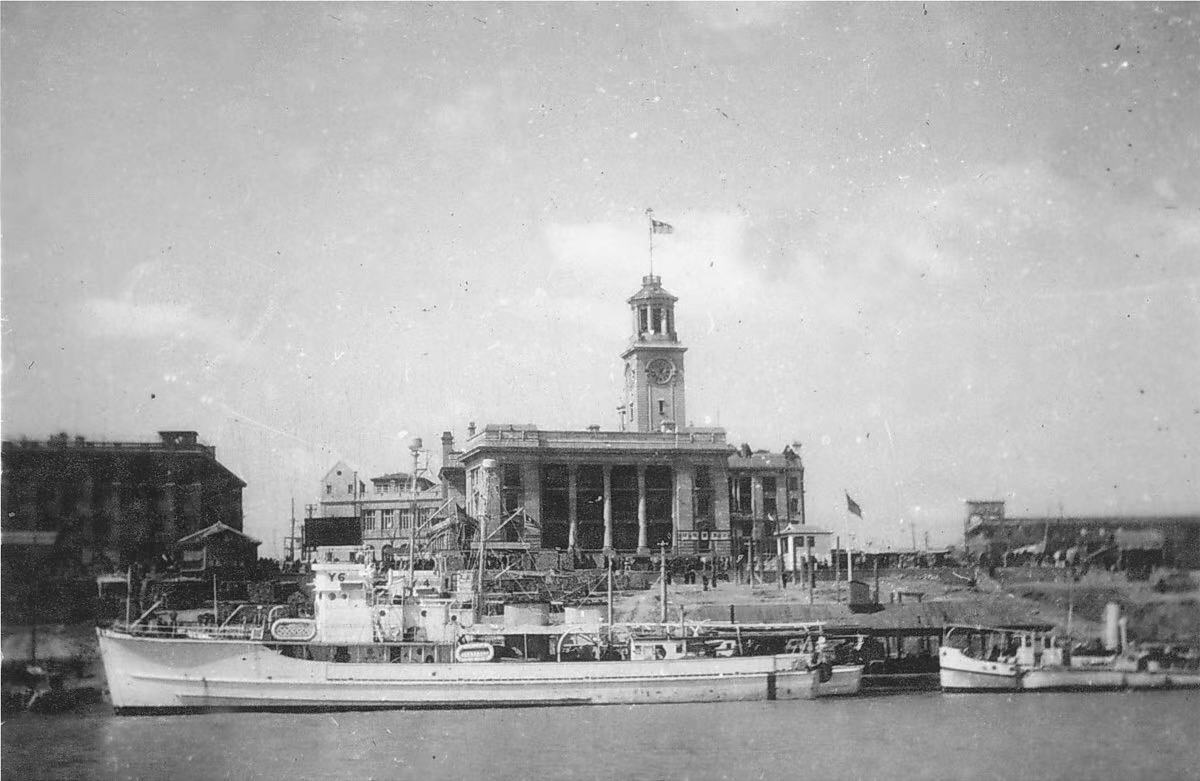 1932年从英国军舰拍摄的汉口江汉关 Hankow Customs House in Hankow Shot from British Warship in 1932.jpg